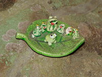 frogs on a leaf 
