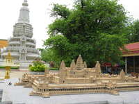 20081017111018_king_ang_duong_stupa_behind_angkor_model