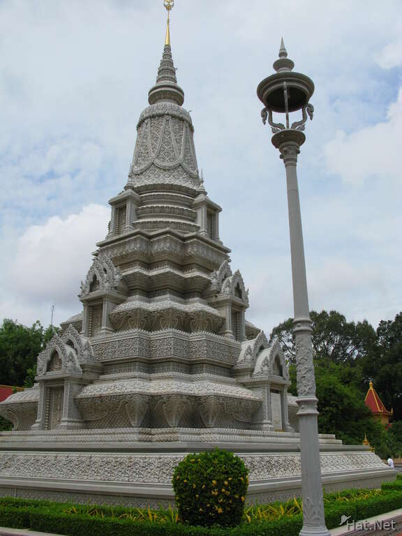 king suramarit and queen kossomaks stupa