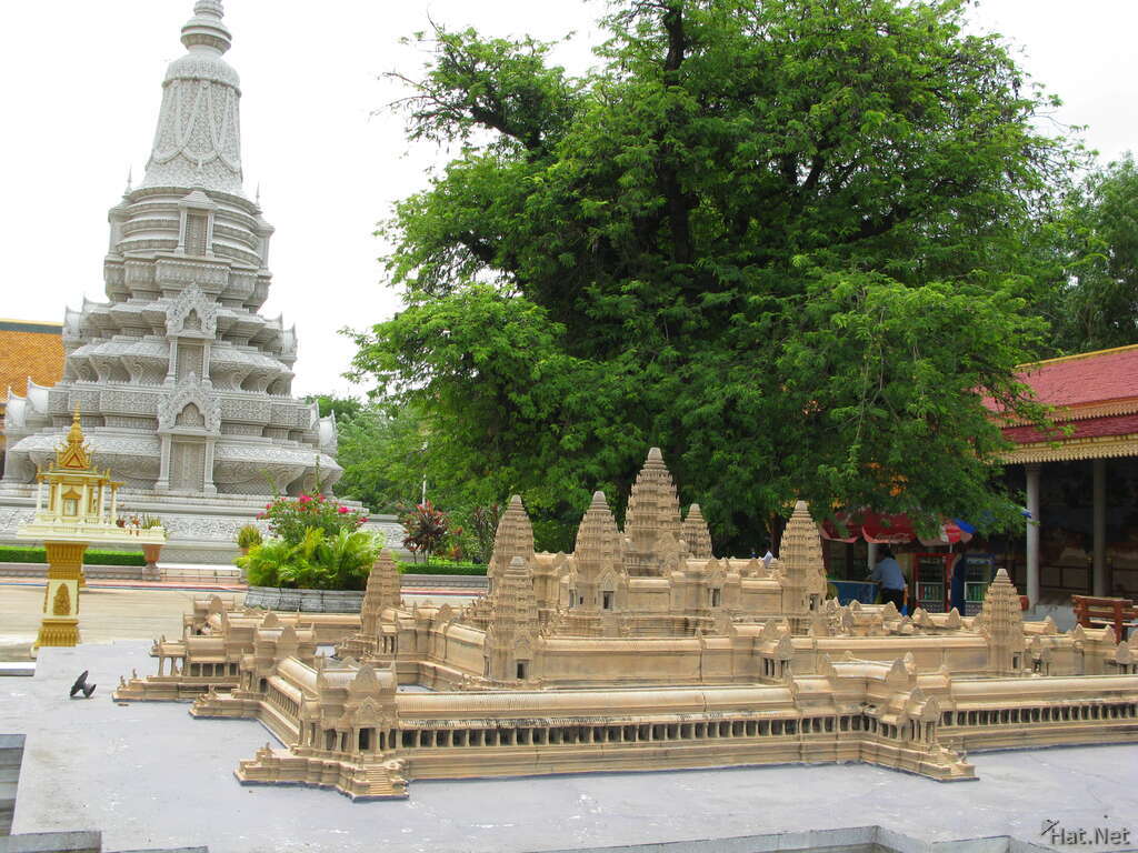 king ang duong stupa behind angkor model